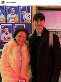 水沢アキさん（左）と息子で俳優のジュリアン・スィーヒさん（水沢アキさんのインスタグラムから）