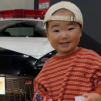 2歳息子は、大好きなパトカーに興奮！（提供：＠babyzo_osaruさん）