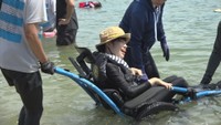 障害があっても泳げる「ユニバーサルな海水浴」　水陸両用の車いすなど体験　香川・小豆島