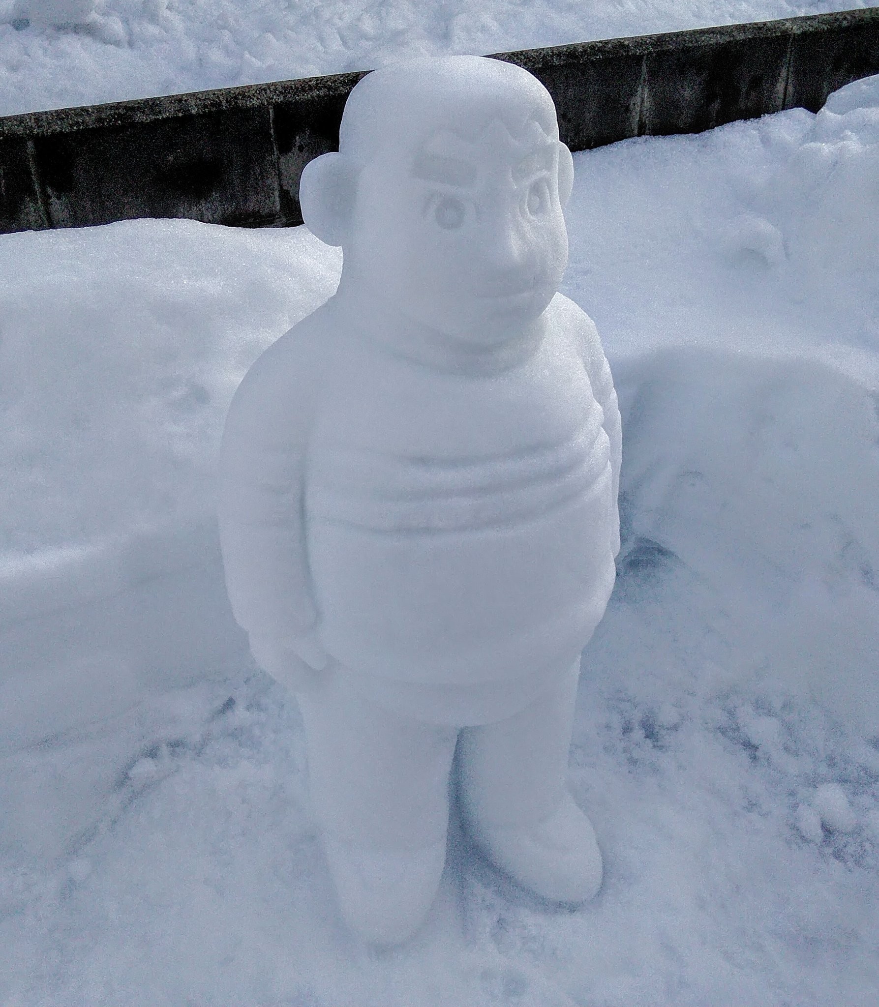 リアルすぎる「鬼滅の雪だるま」が話題に この白さ、冷たさは