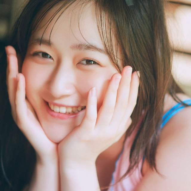 『遠藤璃菜1st写真集 MOMENT』Amazon限定カバー