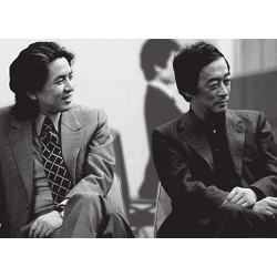 吉行淳之介さんと五木寛之さん。本書に収録された二人の対談は、五木さんにとって初めての対談だった（『五木寛之傑作対談集 Ⅲ』より。石山貴美子撮影、1974年、腰巻文学大賞受賞パーティーにて）