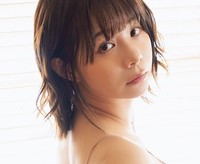 真奈さん（撮影／田中智久　ヘアメイク／小笠原菜瑠　スタイリング／田中陽子）