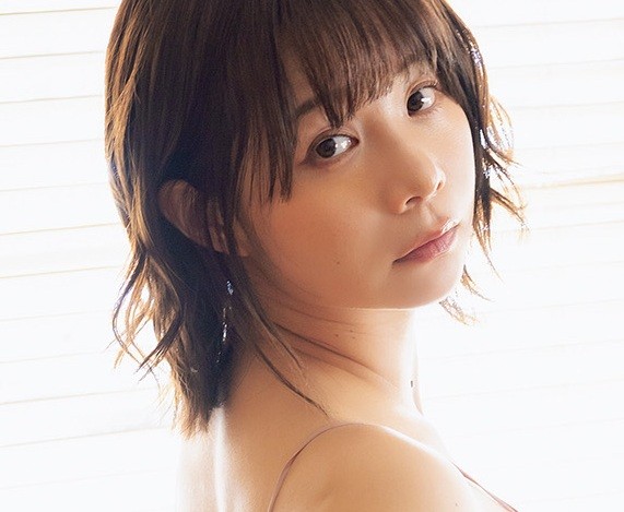 真奈さん（撮影／田中智久　ヘアメイク／小笠原菜瑠　スタイリング／田中陽子）