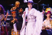 恒例の新春ライブで歌う未唯ｍｉｅ。２０２３年の年明けも横浜、大阪、東京の公演でピンク・レディーの曲を披露する