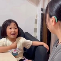 大好きなお姉ちゃんに手話で内緒話♡（提供：くりた家さん）