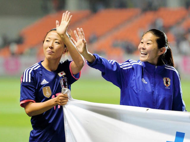 ファンに手を振る日本・大儀見優季（左）と澤穂希