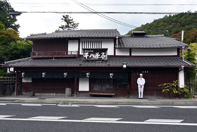 調理場がある母屋の前に立つ園部さん