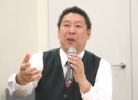 ガーシー容疑者実家への家宅捜索についてコメントする政治家女子４８党事務局長の立花孝志氏＝国会内