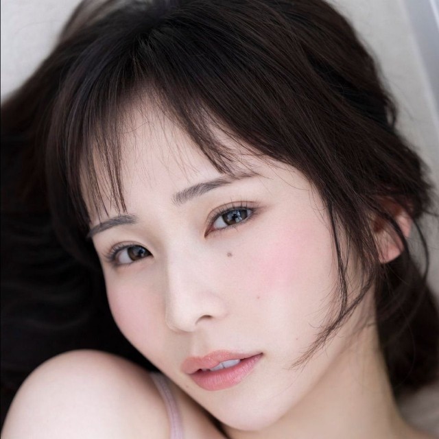 栗原舞優 写真集「カラフルまゆちゃんと、モノトーンまゆちゃん」(ワニブックス)より＝撮影・唐木貴央