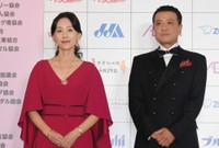 白城あやか（左）と中山秀征＝2017年