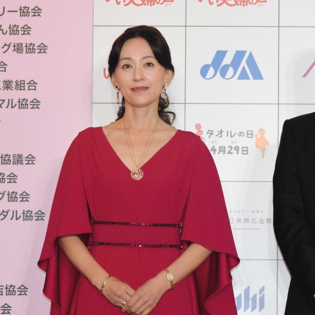 白城あやか（左）と中山秀征＝2017年