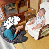 椅子に座る息子さんに手をあわせるおばあちゃん（画像提供：まちっさん）