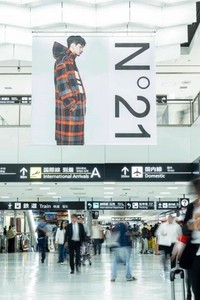 成田空港に掲出された道休蓮さんの巨大広告（グルッポタナカ提供）