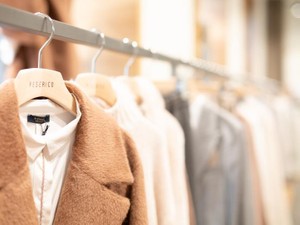 習慣とは恐ろしい。同じ色ばかり着てしまう私に色彩感覚があったなら