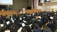 アナウンサーが小学校で出前授業「ニュースができるまで」を説明　高松市