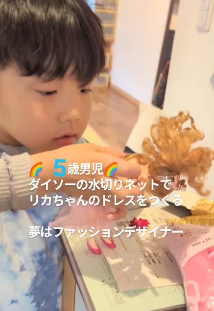 慎重にレースを巻く青葉ちゃん（提供：＠princess.aobさん）
