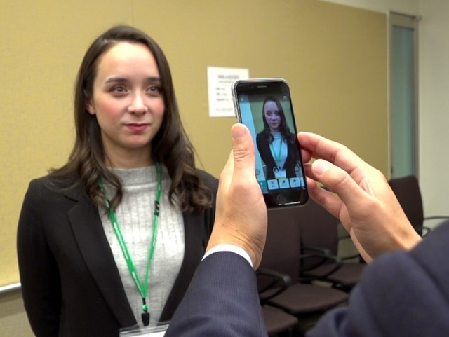 視覚障害者向けに人や物の名前を音読 マイクロソフトのアプリ 日本語版がスタート 朝日新聞globe