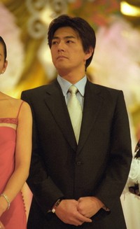 イベントでゲスト審査員を務めた加勢大周さん＝2000年1月撮影