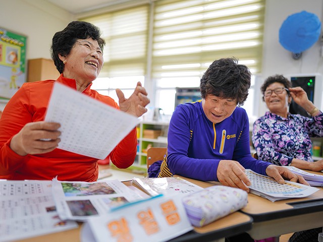 にぎわい取り戻した韓国 過疎地の小学校 カギはおばあちゃん1年生 朝日新聞globe