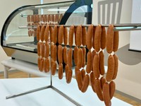 日本ハム北海道ファクトリー旭川工場では、くだもの狩りならぬ「シャウ狩り」ができます／シャウエッセン（@schauessen_nh）公式X