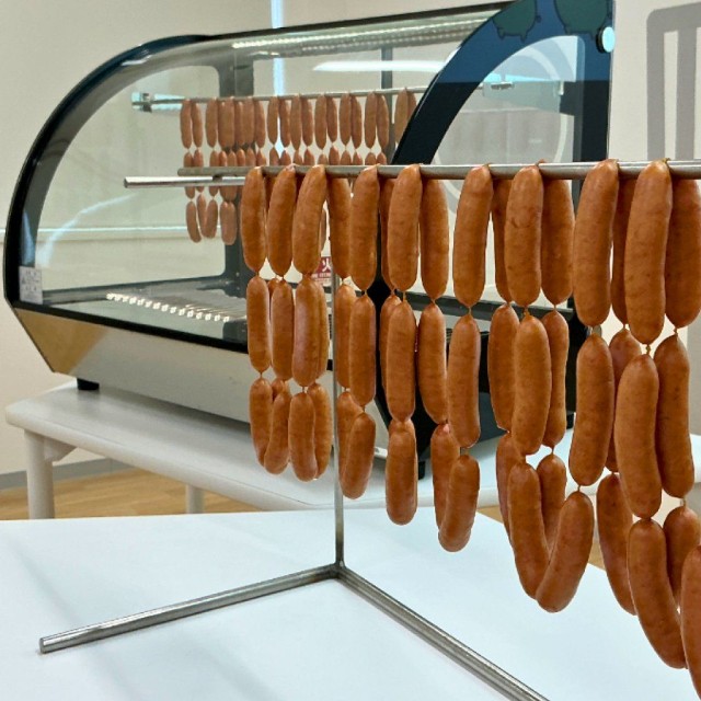 日本ハム北海道ファクトリー旭川工場では、くだもの狩りならぬ「シャウ狩り」ができます／シャウエッセン（@schauessen_nh）公式X