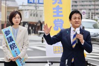 奈良市の近鉄大和西大寺駅前で、杉本葵氏（左）とともに演説した国民民主党の玉木雄一郎代表