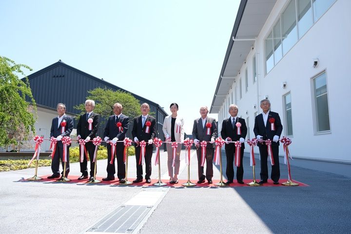 本社兼蔵を移転した際の除幕式（梅乃宿酒造提供）
