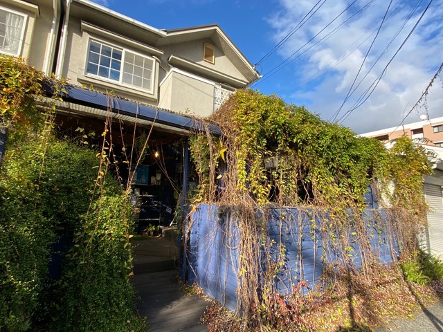 雑貨屋「月光百貨店」。すぐそばを阪神電車が走る