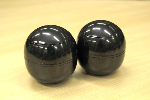 ガシャポンを回して出てきたカプセル。中はどうなってる！？