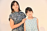 仲の良い加藤ローサと新津ちせ（撮影：石井隼人）