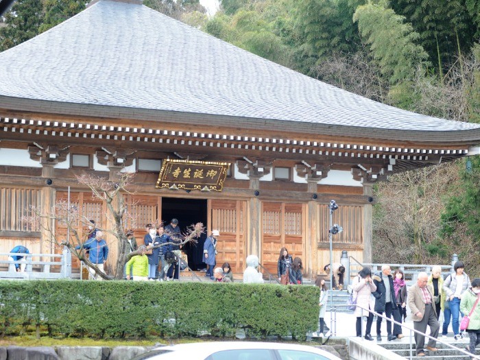 多くの観光客でにぎわう御誕生寺