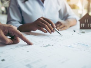 兄弟で不動産を贈与するとどんな税金がかかる？ 注意点を税理士が解説