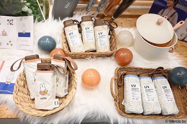 ミッフィーとコラボした日傘3種（各4290円）