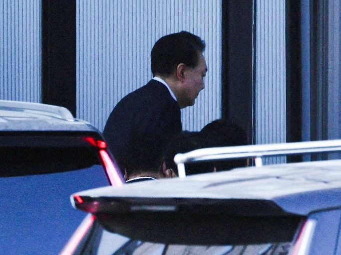 高位公職者犯罪捜査庁に到着した尹錫悦大統領=2024年1月15日、ソウル、ロイター