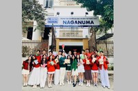 新聞奨学生として日本に行くため、勉強するベトナム人の若者たち