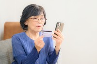 シニア女性にも現金離れの傾向　※画像はイメージです（kapinon/stock.adobe.com）
