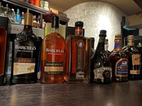 店内には様々なラム酒のボトルが並ぶ