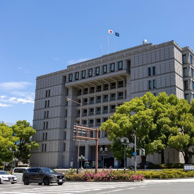 日本の一般的な市役所外観※画像はイメージです（decoplus/stock.adobe.com）