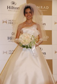 ウエディングドレス姿を披露した加藤夏希=2012年
