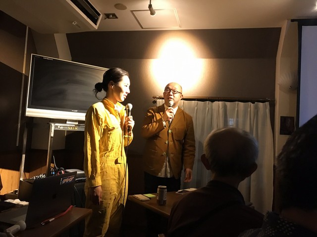 右から司会者を務めるフリー編集者の岩淵拓郎さんと、黄色のツナギ姿がクールな神戸市役所の川瀬葉月さん