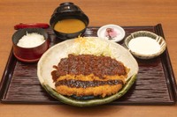 矢場とんの「わらじとんかつ みそだれ･ソース二種がけ」。チーズソースも！