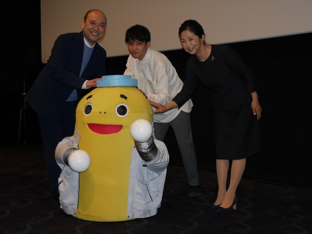 タンクくんに手をあてる（左から）渡部直也、坂田敦哉監督、宮崎美子＝都内