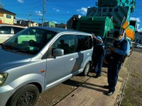 無断駐車した車を警察とクレーン車が囲んでいます。そして…（提供画像）