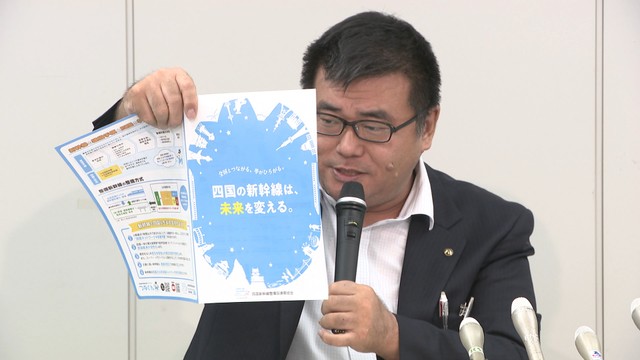記者会見する香川県交通政策課／岡洋樹課長　8月7日