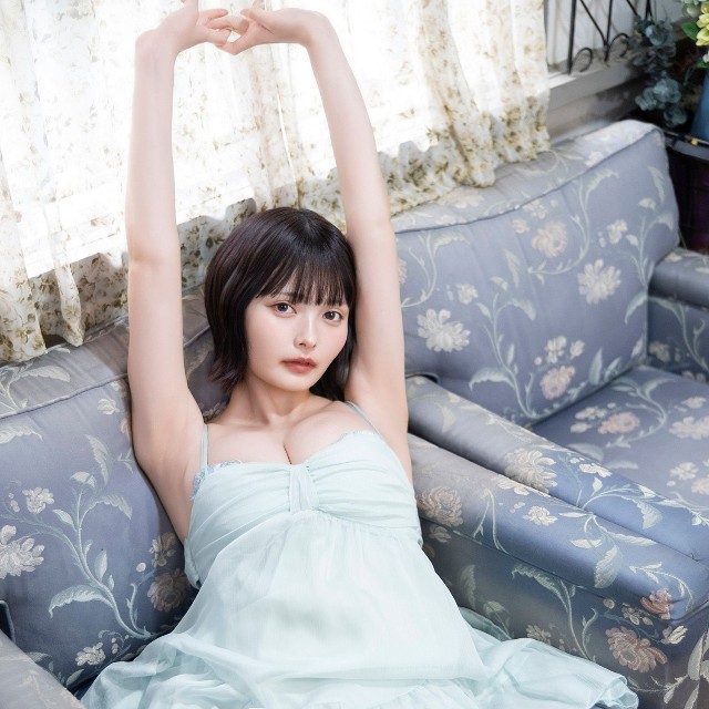「BEEEEM」3号に登場したすずら（撮影：江嶋綾恵梨　撮影協力：河邉有実莉　スタイリスト：馳尾潤子（Jstyles）　ヘアメイク：yukky（oddcolor）、安藤沙樹　提供：BEEEEM編集部）