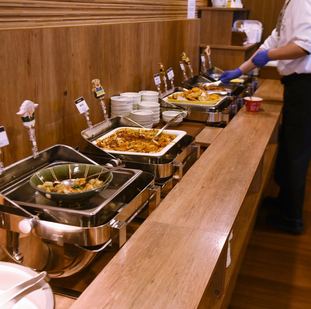 ホテルの朝食食べ放題会場でまさかの持ち帰り！　※画像はイメージです（tamu/stock.adobe.com）