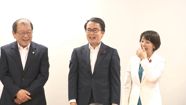 再選した池田豊人氏（真ん中）
