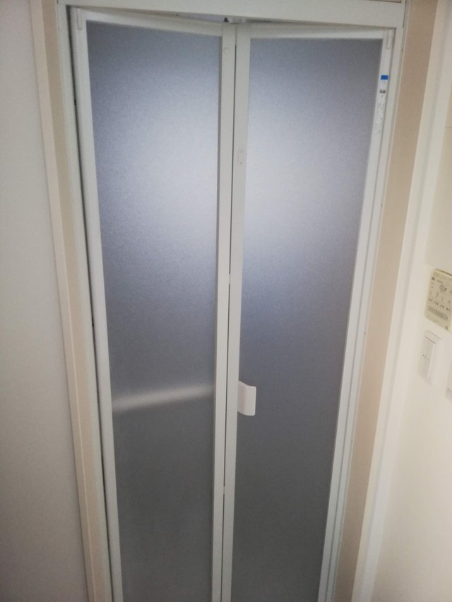 ユニットバスのドアがすぐ割れる樹脂パネルの理由は…（トイレ屋へっちゃんさん提供）