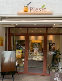 靭公園の前にお店があります